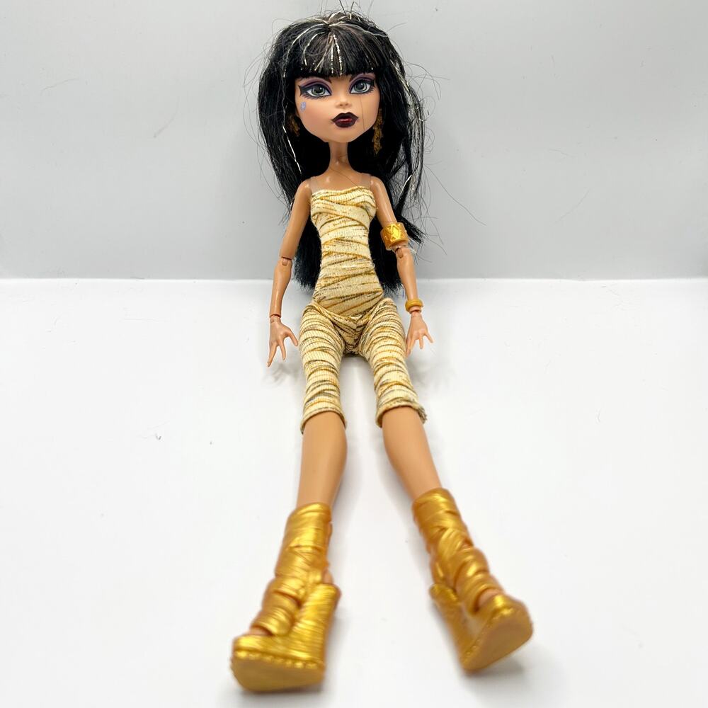 Mattel Monster High Cleo De Nile Mummy Doll With Outfit / Shoes and Jewelry 2008